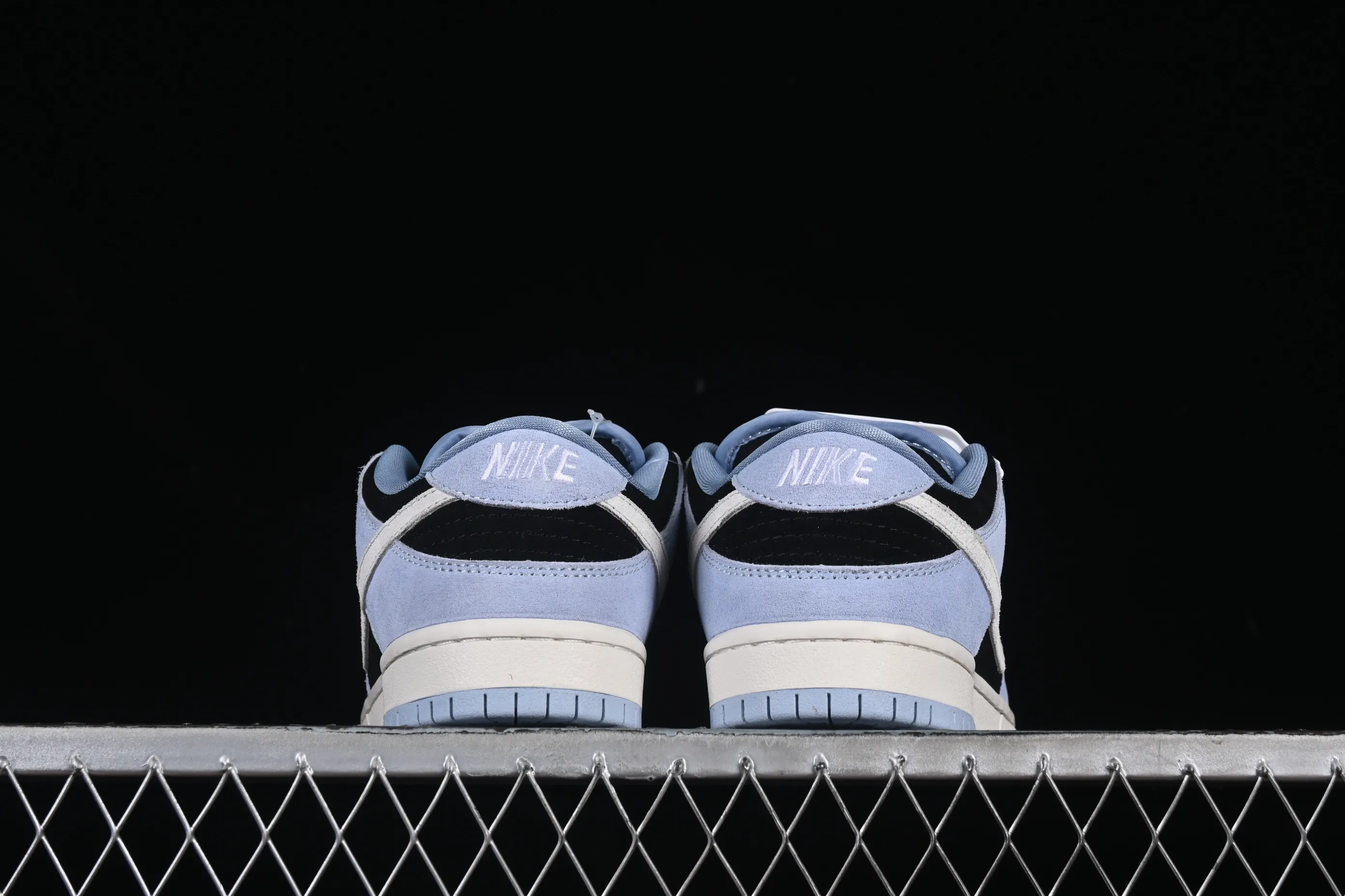 All Categories Nk SB Dunk Series Nk SB Dunk Low Low-top sneakers Nike SB Dunk Low "Aluminum" Black, blue and white hook Low-top casual sneakers HF3063-400